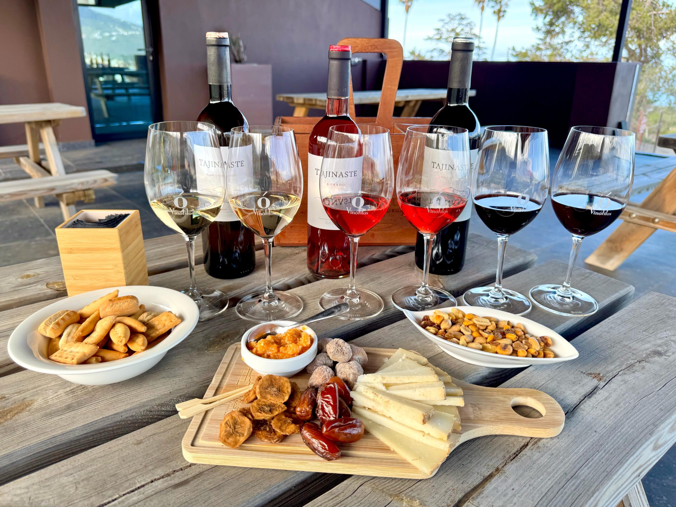 Cata de 3 vinos + Tabla de quesos con frutos secos, almogrote y picos para 2 personas