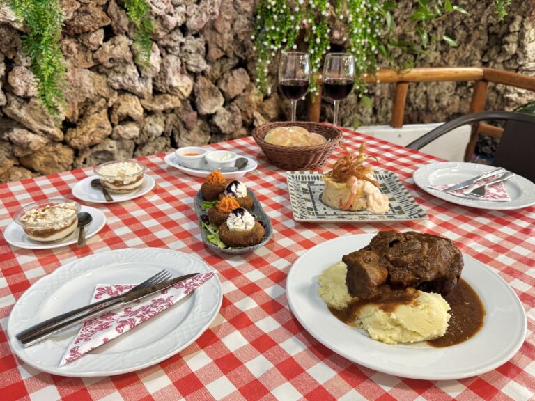 Menú para 2 con Codillo + 2 entrantes + 2 postres + 2 bebidas