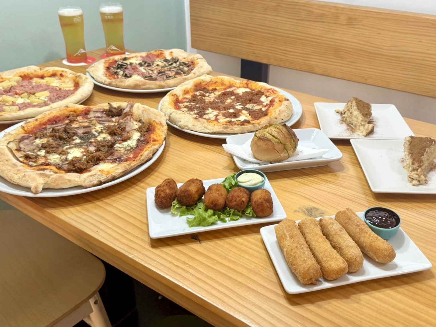 2 Pizzas artesanas + Entrante + 2 Postres + 2 Bebidas junto al C.C. Meridiano